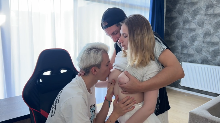 Üvey Oğluna Sikişmeyi Öğretmek İçin Genç Bir Orospuyu Çağırıyor